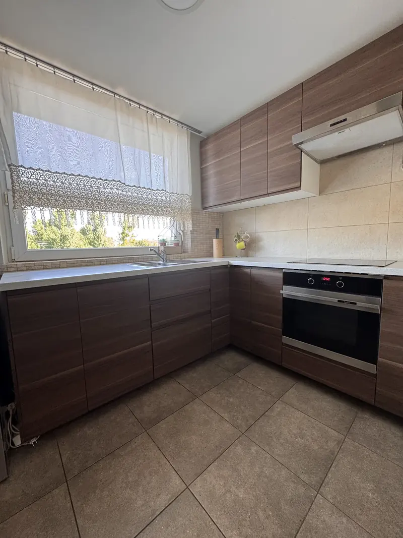 Kuchnia przed home stagingiem