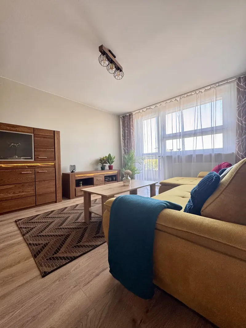 Salon z tekstyliami po home stagingu